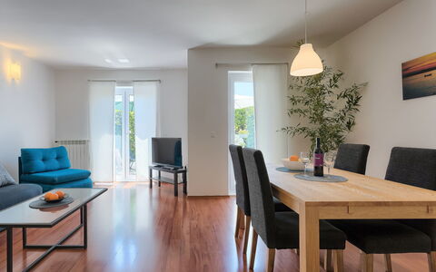 Gojak: Möbel, Tabelle, Eigentum, Pflanze, Couch, Holz, Interior Design, Flooring