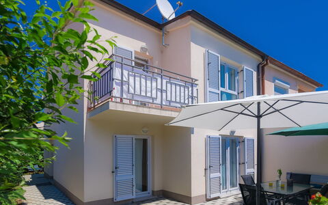 Gojak: Gebäude, Himmel, Eigentum, Pflanze, Fenster, Blau, Azurblau, Die Architektur, Urban Design, Wand
