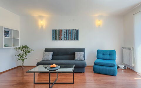 Gojak: Couch, Tabelle, Möbel, Eigentum, Komfort, Azurblau, Bilderrahmen, Holz, Interior Design, Beleuchtung