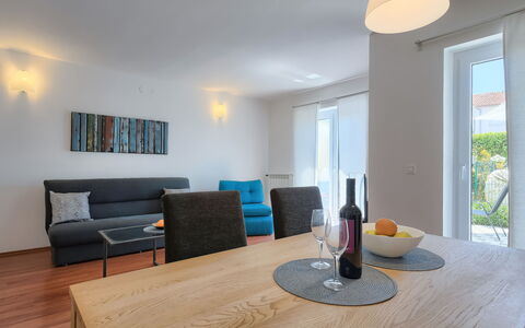 Gojak: Tabelle, Möbel, Eigentum, Fenster, Gebäude, Holz, Beleuchtung, Interior Design, Komfort, Wohnzimmer