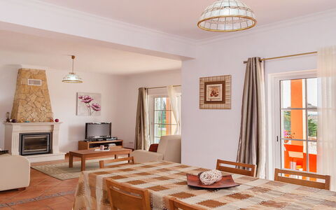 Da Horta: Bilderrahmen, Eigentum, Möbel, Holz, Beleuchtung, Interior Design, Wohnzimmer, Beige, Flooring, Dekoration