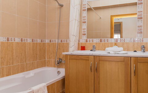 Da Horta: Braun, Spiegel, Zapfhahn, Armatur, Badewanne, Eigentum, Sinken, Badezimmerschrank, Gebäude, Badezimmer