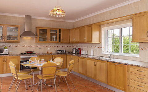 Da Horta: Möbel, Cabinetry, Eigentum, Spüle, Countertop, Tabelle, Stuhl, Holz, Fenster, Zapfhahn