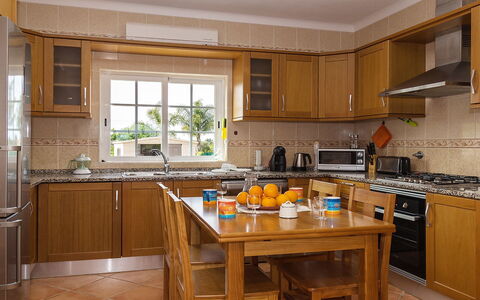 Das Amendoeiras: Cabinetry, Countertop, Spüle, Eigentum, Möbel, Fenster, Zapfhahn, Küchengerät, Herd, Küche