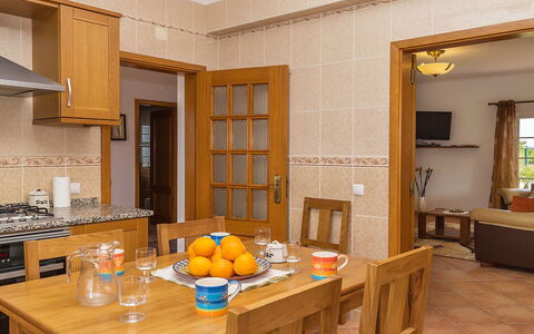 Das Amendoeiras: Tabelle, Möbel, Geschirr, Cabinetry, Couch, Stuhl, Orange, Holz, Interior Design, Essen