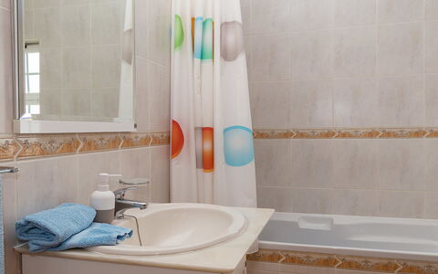 Das Amendoeiras: Zapfhahn, Armatur, Eigentum, Spiegel, Bad Sink, Sinken, Produkt, Badezimmer, Badewanne, Fenster