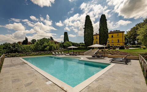 Villa Rocchi: Schwimmbad, Himmel, Eigentum, Wasser, Daytime, Grundeigentum, Gebäude, Die Architektur, Reflecting Pool, Wolke