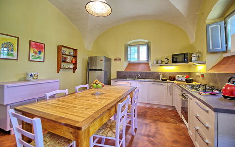 Villa Marietta: Countertop, Zimmer, Möbel, Eigentum, Gebäude, Küche, Gelb, Interior Design, Decke, Cabinetry