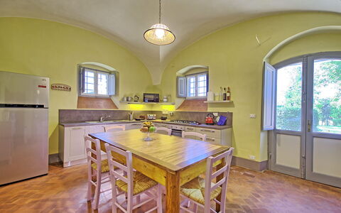 Villa Marietta: Zimmer, Eigentum, Möbel, Gebäude, Gelb, Grundeigentum, Fussboden, Interior Design, Haus, Decke