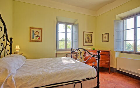 Villa Marietta: Schlafzimmer, Möbel, Zimmer, Eigentum, Bett, Bettrahmen, Bettdecke, Fussboden, Gelb, Interior Design