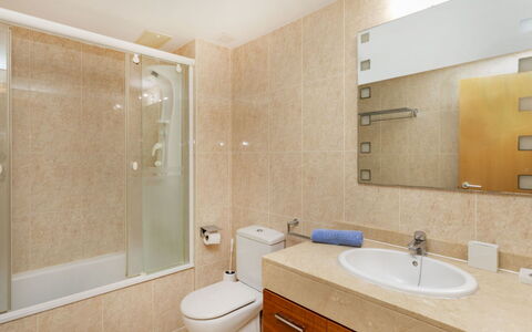 Vistamar: Badezimmer, Bad Sink, Armatur, Sinken, Flooring, Interior Design, Wand, Fussboden, Spiegel, Badezimmerschrank