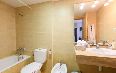 Cambrils 193: Spiegel, Armatur, Zapfhahn, Bad Sink, Sinken, Eigentum, Fotografieren, Badezimmer, Interior Design, Beleuchtung