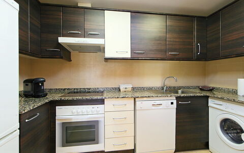 Cambrils 193: Cabinetry, Countertop, Eigentum, Zapfhahn, Spüle, Herd, Sinken, Gebäude, Küche, Küchengerät