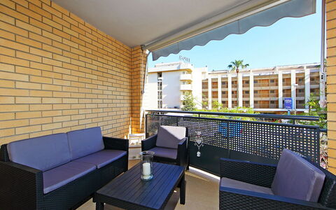 Cambrils 193: Eigentum, Möbel, Gebäude, Tabelle, Couch, Schatten, Himmel, Interior Design, Die Architektur, Studio Couch
