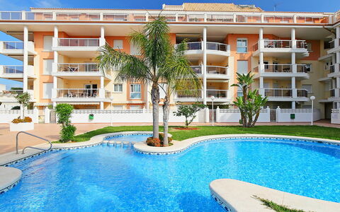 Estrella del Mar: Wasser, Gebäude, Daytime, Eigentum, Himmel, Pflanze, Azurblau, Schwimmbad, Baum