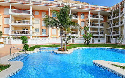Estrella del Mar: Wasser, Gebäude, Daytime, Himmel, Pflanze, Fenster, Azurblau, Schwimmbad, Baum, Haus