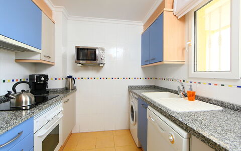 Estrella del Mar: Cabinetry, Countertop, Spüle, Eigentum, Herd, Sinken, Gebäude, Zapfhahn, Fenster, Blau