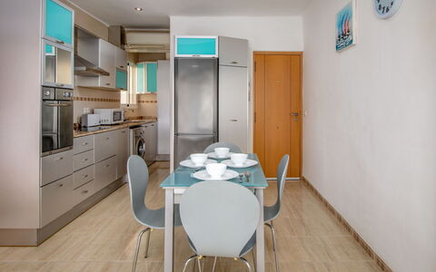 Lepanto: Möbel, Tabelle, Eigentum, Cabinetry, Stuhl, Azurblau, Holz, Gebäude, Interior Design, Countertop