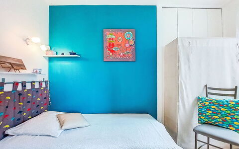 Ty Greg: Blau, Möbel, Wand, Schlafzimmer, Interior Design, Bett, Bedding, Bettdecke, Linens, Textil