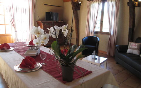 La Grange: Blume, Tabelle, Möbel, Eigentum, Pflanze, Vorhang, Dekoration, Interior Design, Textil, Tischdecke