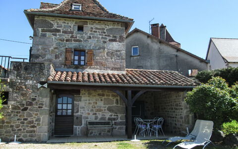 Le Pigeonnier: Himmel, Pflanze, Gebäude, Eigentum, Fenster, Hütte, Haus, Tür, Wohngebiet, Grundeigentum