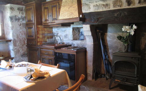 Le Pigeonnier: Möbel, Tabelle, Stuhl, Holz, Gebäude, Cabinetry, Küche, Interior Design, Wohnzimmer, Fussboden