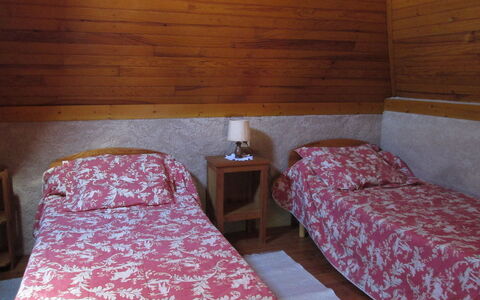 Le Pigeonnier: Eigentum, Möbel, Komfort, Holz, Textil, Interior Design, Bettrahmen, Bett, Fussboden, Wand