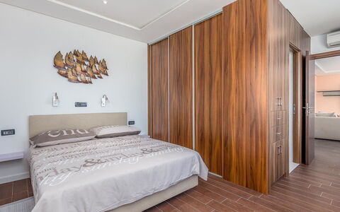 Vista: Schlafzimmer, Möbel, Zimmer, Bett, Eigentum, Interior Design, Wand, Decke, Bedding, Bettdecke