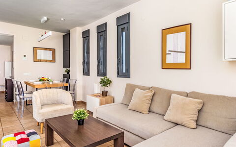 Alamar: Möbel, Interior Design, Flooring, Couch, Fussboden, Holz, Zimmer, Tabelle, Wohnzimmer, Wohnung