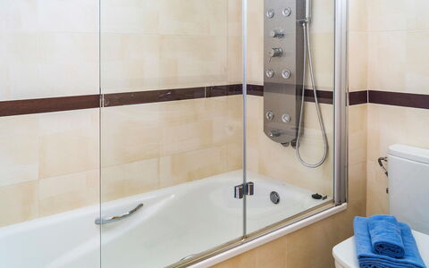 Alamar: Zapfhahn, Armatur, Badewanne, Duschkopf, Dusche, Badezimmer, Brausenstange, Interior Design, Duschtür