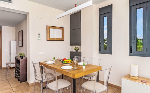 Alamar: Möbel, Interior Design, Flooring, Tabelle, Holz, Stuhl, Küche & Esszimmer Tisch, Esszimmer, Fussboden, Zimmer
