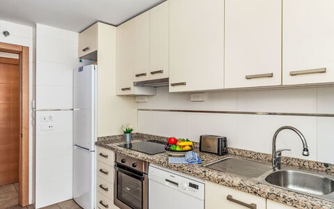 Alamar: Küche, Küchengerät, Countertop, Major Appliance, Cabinetry, Flooring, Holz, Interior Design, Möbel, Spüle