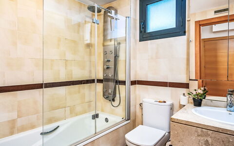 Alamar: Badezimmer, Armatur, Flooring, Interior Design, Fussboden, Sinken, Badewanne, Installation, Zapfhahn, Toilette