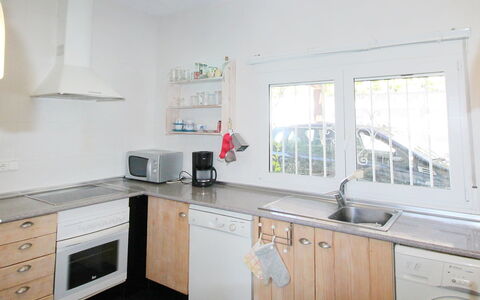 Mexico: Cabinetry, Countertop, Eigentum, Spüle, Sinken, Küche, Wäschekammer, Zapfhahn, Herd, Fenster