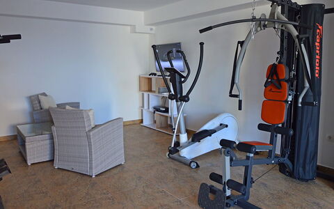 Villa Mustra: Fitnessstudio, Zimmer, Trainingsgeräte, Trainingsgerät, Sportveranstaltung, Bank, Gewichthebemaschine, Körperliche Fitness, Fussboden, Flooring