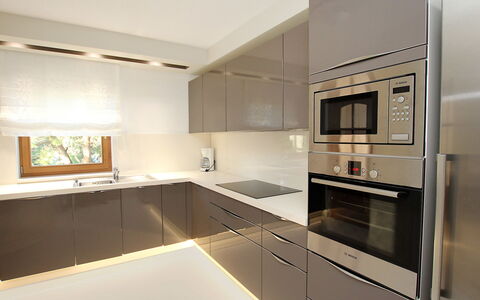 Villa Mustra: Countertop, Eigentum, Zimmer, Küche, Cabinetry, Möbel, Interior Design, Gebäude, Die Architektur, Haus