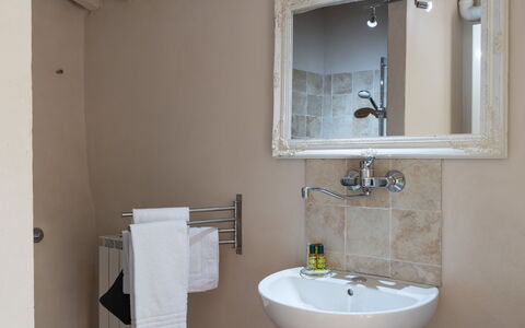 Villa Fracassini: Spiegel, Zapfhahn, Bad Sink, Armatur, Sinken, Badezimmer, Interior Design, Lila, Holz