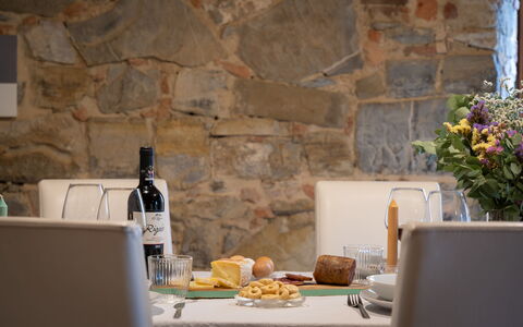 Villa Fracassini: Essen, Tabelle, Flasche, Geschirr, Pflanze, Drinkware, Teller, Interior Design, Blume, Holz