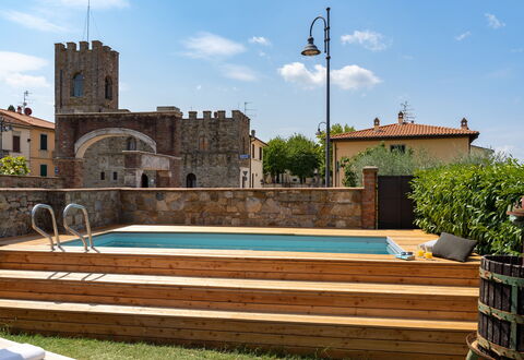 Villa Fracassini: Wolke, Himmel, Wasser, Pflanze, Gebäude, Schwimmbad, Baum, Gras, Strassenlicht, Freizeit