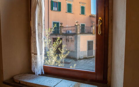 Il Pigionale: Braun, Holzbeize, Blumentopf, Zimmerpflanze, Daylighting, Balkon