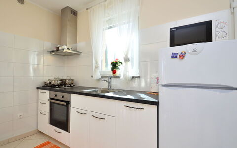 Lory: Cabinetry, Countertop, Eigentum, Sinken, Spüle, Gebäude, Herd, Küche, Küchengerät, Interior Design