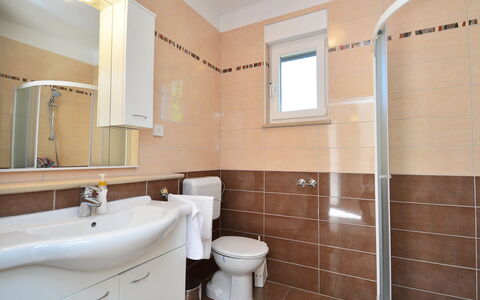 Lory: Spiegel, Armatur, Sinken, Eigentum, Zapfhahn, Badezimmerschrank, Badezimmer, Bad Sink, Beleuchtung