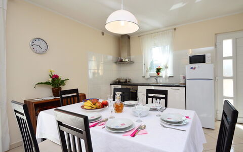 Lory: Tabelle, Möbel, Eigentum, Cabinetry, Geschirr, Countertop, Stuhl, Küche & Esszimmer Tisch, Interior Design, Küchengerät