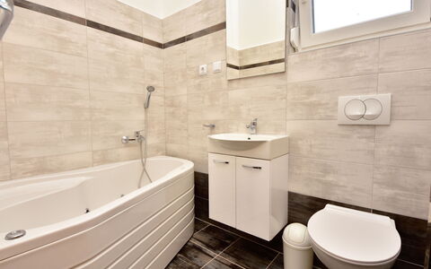 Goga: Spiegel, Badewanne, Armatur, Sinken, Zapfhahn, Eigentum, Badezimmerschrank, Weiss, Bad Sink, Badezimmer
