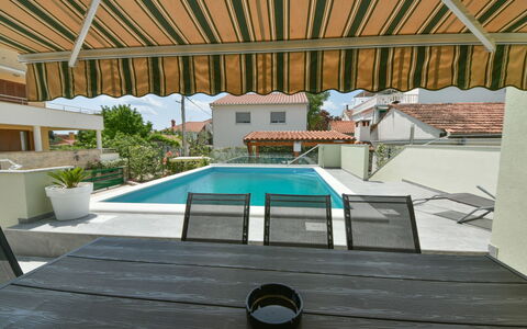 Goga: Gebäude, Schatten, Holz, Interior Design, Gartenmöbel, Freizeit, Schwimmbad, Stuhl, Grundeigentum, Hütte