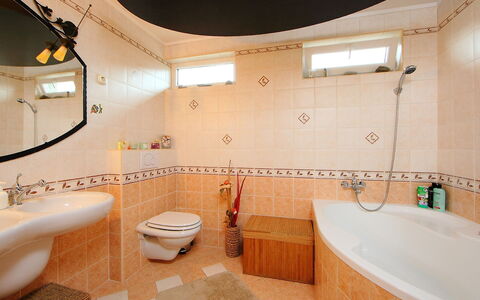 Bocskai: Braun, Armatur, Eigentum, Zapfhahn, Badezimmer, Toilette, Sinken, Badewanne, Interior Design, Beleuchtung