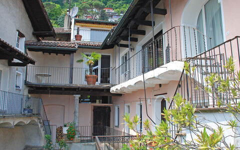 Ronco Sopra Ascona 75: Pflanze, Gebäude, Eigentum, Fenster, Treppe, Haus, Die Architektur, Nachbarschaft, Urban Design