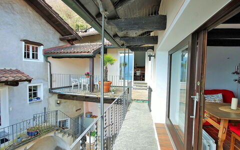 Ronco Sopra Ascona 75: Gebäude, Holz, Interior Design, Die Architektur, Stuhl, Blumentopf, Fussboden, Zimmerpflanze, Tabelle, Grundeigentum