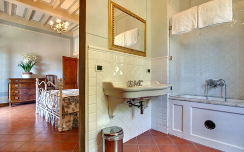 Villa Stolli: Badezimmer, Zimmer, Eigentum, Fussboden, Interior Design, Gebäude, Möbel, Fliese, Haus, Grundeigentum