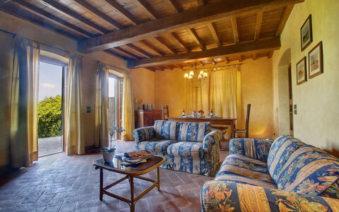 Villa Lucolena: Eigentum, Zimmer, Gebäude, Möbel, Interior Design, Decke, Haus, Grundeigentum, Wohnzimmer, Zuhause
